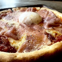 贅沢生ハムと半熟卵のビスマルクピザ