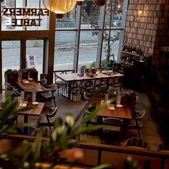 最大70名様までの貸切が可能な広々空間。プロジェクターやマイクも完備し、パーティーやイベント利用にもぴったりです。