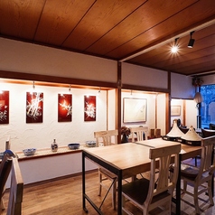 窓の向こうに静かに広がるお庭を眺めながら、ゆったりとお食事をお楽しみいただけるテーブル席をご用意しております。自然の彩りとやさしい光が差し込む空間は、心をほどくようなひとときを演出し、大切な方とのご会食や記念日にも最適です。