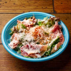 半熟卵と生ハムのシーザーサラダ