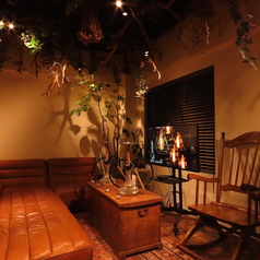 7名様用のテーブル席を1卓ご用意しております。大人数での集まりや、特別なイベントに最適な広々としたスペースです。仲間と一緒にシーシャを楽しみながら、楽しい会話や思い出を作ることができます。快適なソファとテーブルが配置されたこの席は、リラックスした雰囲気の中で、心地よい空間をご提供いたします。