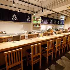 【職人の技を目の前で楽しむカウンター】調理場を囲むように配置されたカウンター席は、まさに劇場の最前列！