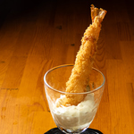 海老といえばまず思い浮かぶのはエビフライ!豪快に1本丸ごと揚げた逸品となっております。ご堪能を！