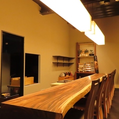 おひとり様でのんびり日本酒を嗜みたい時や、大人のデートにぴったりのカウンター席。普段使いのお店としてもお立ち寄りください。