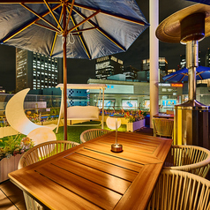 【2~4名様向け】“夜景を楽しめるテラス席”LAPIS BLEU TOKYOの開放的なテラス席は夜になるとライトアップされた有楽町の夜景を存分にお楽しみいただける特等席。夜風を浴びながら食べる絶品のディナーと、マリアージュを愉しめる厳選ワインに酔いしれる夜をお過ごしください。