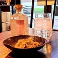 ジンと小皿 蒸留屋の雰囲気1