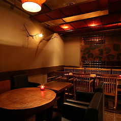 10名様から最大15名様まで対応可能な広々とした団体様用半個室です◎会社のご宴会や大人数での集まりに最適。一体感を保ちながら、気兼ねなく楽しい時間をお過ごしいただけます。