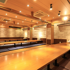 【最大54名様までご利用可能】<10名以上・20名以上・30名以上用途に応じた個室有>掘りごたつのお座敷をはじめ、人数や用途に合わせたお席をご用意可能です。新年会など各種会社宴会や、同窓会、二次会など様々なシーンにご利用いただけます。大人数でのご宴会や貸し切りもお気軽にご相談ください。