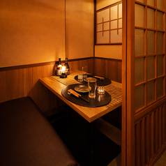 【カップルシート】周りを気にせずお楽しみ頂ける個室空間★デートに大人気のカップルシート♪★リーズナブルな飲み放題＆お料理付きでご用意♪女子会や合コンなどに大大大人気のコースになります！人気の個室席のご予約はお早めに◇新橋 個室 居酒屋◇デート・女子会・誕生日