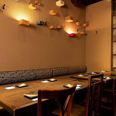 本館2階　最大22名様まで。当店では凍結果実の酎ハイなどこだわり酎ハイが約20種！なんとコースの飲み放題(L.O.30分前)にもこだわり酎ハイが付いております。こちらのお席はフロア貸し切り可能です。詳細についてはお気軽にお問い合わせください。