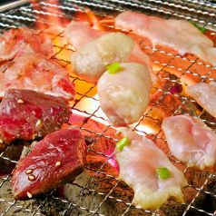 厳選された新鮮な肉・ホルモンを炭火しちりんで！