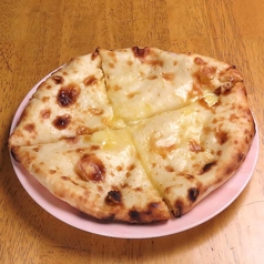 【チーズナン】生地にチーズがぎっしり！厚みと満足感に驚く当店自慢の逸品をアツアツのうちにどうぞ♪の写真