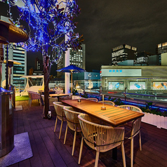 【7~10名様向け】“ワイワイ楽しめるアウトドア空間”7~10名様向けのテラス席は、外の空気を感じながらにぎやかに楽しめる人気席。暖房や膝掛けも完備され、冬も快適。パラソルで雨天時も安心。カジュアルな会食から仲間との集まりまで幅広く使えます。夜はライトアップの映える美しい外空間。