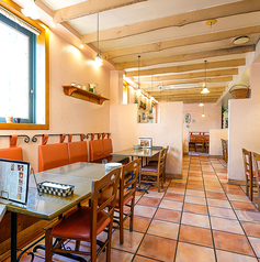 1F、店内中央4名席と6名席、横並びで10名様までご利用できます。