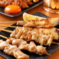 炭火で香ばしく焼き上げる自慢の焼き鳥が大人気!!一本一本丁寧に焼き上げることで、鶏肉の旨みとジューシーな肉汁をしっかり閉じ込めます。炭火ならではの香りと、噛むほどに広がる鶏の旨みはお酒との相性も抜群♪各種ご宴会には飲み放題付きコースがオススメ！（赤羽/個室/居酒屋/焼き鳥/炭火焼き/肉料理/飲み放題/宴会）