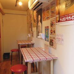 ご友人との飲み会やご家族でのランチなど、様々なシーンで使いやすいテーブル席です！店内はバリアフリー対応となっており、どなたでもリラックスしてお食事をお楽しみいただけます◎美味しいおむすびやお酒の肴をシェアしながら、気の置けないお仲間と楽しいひとときをお過ごしください♪