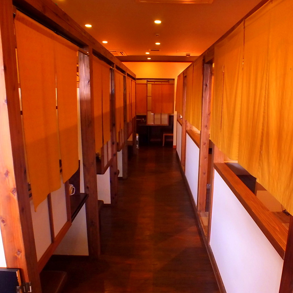 店内はアットホームで落ち着きのある雰囲気。各席とも暖簾で仕切られているので半個室風に。