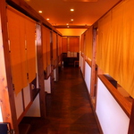 店内はアットホームで落ち着きのある雰囲気。各席とも暖簾で仕切られているので半個室風に。