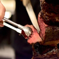 【シュラスコの愉しみ方】シュラスコとは…？鉄串に肉の塊を刺し通し、岩塩をふってじっくり焼いた、ブラジルをはじめとする南米の肉料理。パサドールと呼ばれる男性ウエイターが串ごと客席に運び目の前で食べたい量を切り分けるというのが特徴。