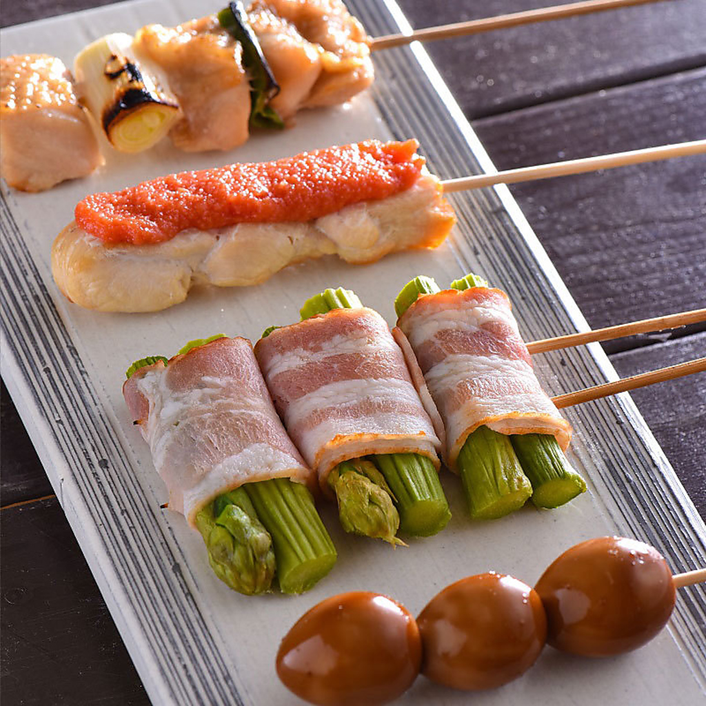 備長炭を使い、遠赤外線効果で中はふっくら、外はカリカリに。炭焼きの香りが楽しめる自慢の串焼き。