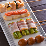 備長炭を使い、遠赤外線効果で中はふっくら、外はカリカリに。炭焼きの香りが楽しめる自慢の串焼き。