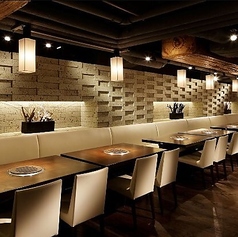 【1階は活気あふれるテーブル席】1階はオープンキッチンに面したテーブル席です。活気のある厨房の様子を眺めながら、お料理を待つ時間も楽しめます。カジュアルな雰囲気なので、友人との食事や会社帰りの一杯にも最適です。ゆったりと座れるソファ席もご用意しています！