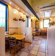 1F、窓側の解放感のあるお席 2~4名様用。真冬は隙間風が少し寒く感じます。