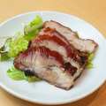 料理メニュー写真&nbsp;皮付き豚バラ肉のクリスピー釜焼き(小)