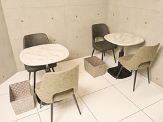 2名用テーブルが5席ご用意されています。落ち着いた雰囲気の中で、友人や大切な方との会話を楽しむのにぴったりなスペースです。ゆったりとした時間を過ごしながら、美味しい料理やドリンクをお楽しみください。