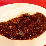 とろとろに煮込んだ牛すじのコクが絶品。スパイシーな香りが食欲をそそる、本格派の特製カレーです◎