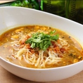【モヒンガー 800円(税込)】ミャンマーを代表する一品。魚介スープ素麺