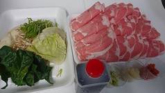 肉500グラム、野菜、たれ、薬味のセットで3200円