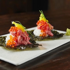 熟成肉といくらのとろたくキンパ(1貫)