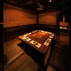 温もり感じる気のテーブルが印象的な、広々とした掘りごたつ個室！梁や柱の重圧感が和の趣きを演出し、落ち着いた照明がリラックスした時間を約束してくれます！会社宴会や仲間との飲み会にも最適です！※準備中の為、写真は系列店イメージです。