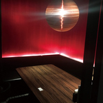 【完全個室は8名様までOK】店内一番奥にあるオブジェのようなライトが印象的な完全個室です。