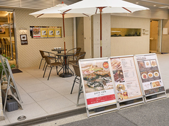 2名用のテラステーブルが3席ございます。開放的な空間で、心地よい風を感じながら、美味しいコーヒーや食事を楽しめます。友人や大切な方との特別な時間を、リラックスした雰囲気の中でお過ごしください。