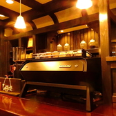 優しい色味の照明が柔らかく包み込む店内。穏やかな時間が流れ込む空間は、ほっと一息つきたい時、ゆっくりとお食事を楽しみたい時にも心地良くお過ごし頂けます。