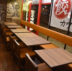 組み合わせ自由なテーブル席。人数に合わせてご用意できます。