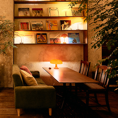 4名利用いただけるテーブル席です。広いテーブルなので作業やお打ち合わせにも◎　2テーブルございますので、最大8名様でもご利用◎