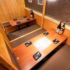8名様から16名様でゆったり利用できる個室席♪デザイン等にこだわった上質な空間で食べる料理は絶品。お席のご希望もお伺いしております！極力ご要望にはお応えしますが混雑状況によって、ご案内できない場合がございます。ご了承くださいませ。新宿での宴会・飲み会にも◎