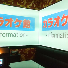 迫力満点の二面プロジェクタールームになります。本人出演などの映像重視の方はぜひこちらのルームをご体験ください。こちらのお部屋は人気が高いため、店舗までお電話にてご予約くださいますようお願い申し上げます。ご予約の際は、「デュアルモニタールーム希望」をお申し付けください。
