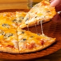 料理メニュー写真 クアトロフォルマッジ　<4種チーズのピザ>/ポスカイオーレ　<キノコのピザ>