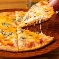 クアトロフォルマッジ　<4種チーズのピザ>/ポスカイオーレ　<キノコのピザ>