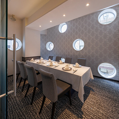 丸い窓が印象的な完全個室。ゆとりをもった空間使いは大切な方をお連れしたおもてなしの際に最適。広々とした５～8名様個室。親しいお仲間とのご宴会やご家族・ご親族とのお顔合わせ・会食などに最適です。隣の個室と2部屋利用で最大１６名様程度の個室としてもお使い頂けます。