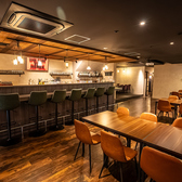 幹事様必見!大型スクリーンにプロジェクターなどとっておきの店内設備が充実☆ 種類豊富なカクテルやワインをお食事と共にぜひお楽しみ下さい♪ご相談なども随時承っております!貸切は30名様~大人数でもご安心いただけるよう、お席同士の距離をとってご案内しております。お気軽にお問合せください。