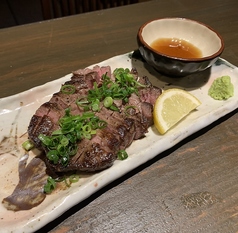 厚切り牛タンの炭火焼き