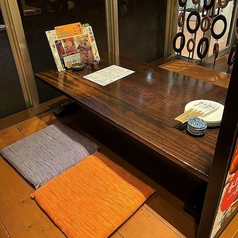 【お座敷席：2～4名様】お座敷席は2名様～4名様までご利用可能。すだれで仕切ることで半個室風にしてお使いいただけます。明るく落ち着いた雰囲気の空間は、お食事も会話も両方ともお楽しみいただくのに最適です。また、掘りごたつ席のため、足を伸ばしてゆったりとお過ごしいただけます。