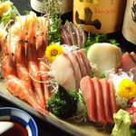 新鮮魚介を贅沢に楽しめるお刺身の盛り合わせは２０００円より。おすすめは豪華４０００円！