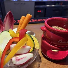 できる限り朝採れの新鮮野菜を使用！氷でシャキッと冷やした『有機野菜のバーニャカウダ』の写真