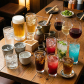 当店では、飲み放題メニューを豊富に取り揃えています。ビールや焼酎、ワインにカクテルまで、種類豊富なドリンクをお楽しみいただけます。お料理と一緒に、気軽に飲みながらお楽しみください。飲み放題は宴会コースにも対応しており、お得に楽しいひとときをお過ごしいただけます。